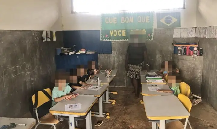 Alunos de assentamento estudam em local que era usado para abrigar animais no Tocantins